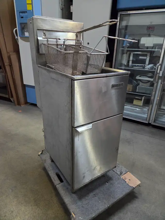M.K.E. Industries Natural Gas FG-115 Deep Fryer With Dual Basket