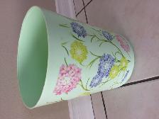 BEAU VASE NEUF DÉCO VERT À FLEURES 10'HAU PLASTIQUE SOLIDE $5.00 - Photo 2