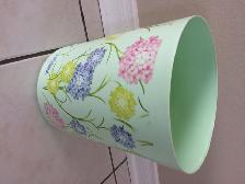 BEAU VASE NEUF DÉCO VERT À FLEURES 10'HAU PLASTIQUE SOLIDE $5.00 - Photo 3