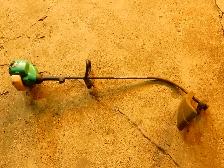 Weed Eater FeatherLite Xtreme Gas String Trimmer FX26S - Photo 3