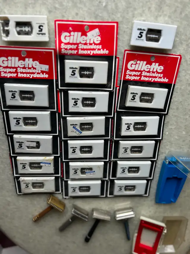 VINTAGE 90 RAZOR BLADES PLUS 4 BLADE HANDLESAS PICTURED
