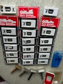 VINTAGE 90 RAZOR BLADES PLUS 4 BLADE HANDLESAS PICTURED