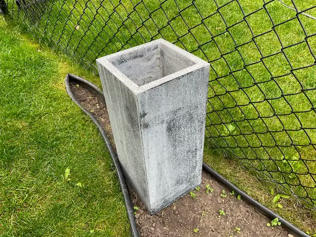 FREE.concrete outdoor plant holder