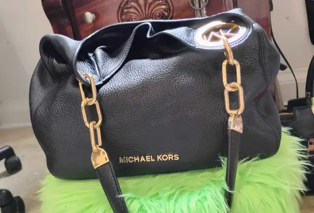 Michael Kors s  Authentic Lilli large pebbeled leather $250 puo.
