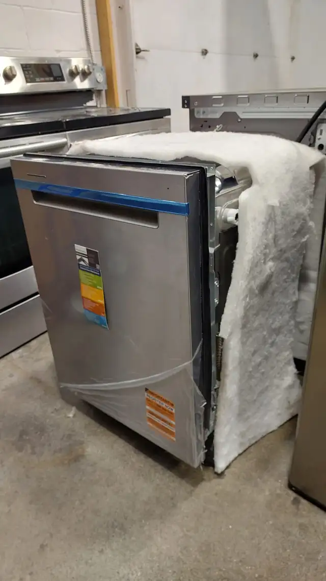Dishwasher - 24' Whirlpool WDPA70SAMZ3 | New