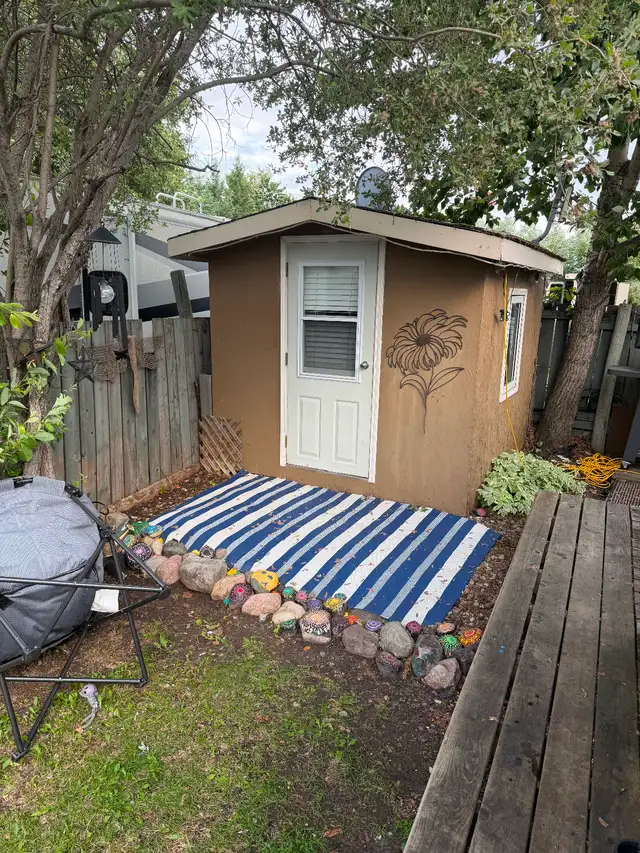 Camper for sale at candle lake on leased lot in Marieners cove