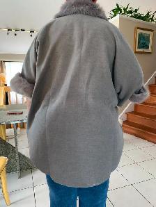 BEAU MANTEAU NEUF GRIS, LARGE FEMME,VALEUR DE $150.00: $25.00 - Photo 3