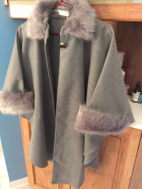 BEAU MANTEAU NEUF GRIS, LARGE FEMME,VALEUR DE $150.00: $25.00