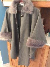 BEAU MANTEAU NEUF GRIS, LARGE FEMME,VALEUR DE $150.00: $25.00