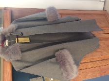 BEAU MANTEAU NEUF GRIS, LARGE FEMME,VALEUR DE $150.00: $25.00 - Photo 2