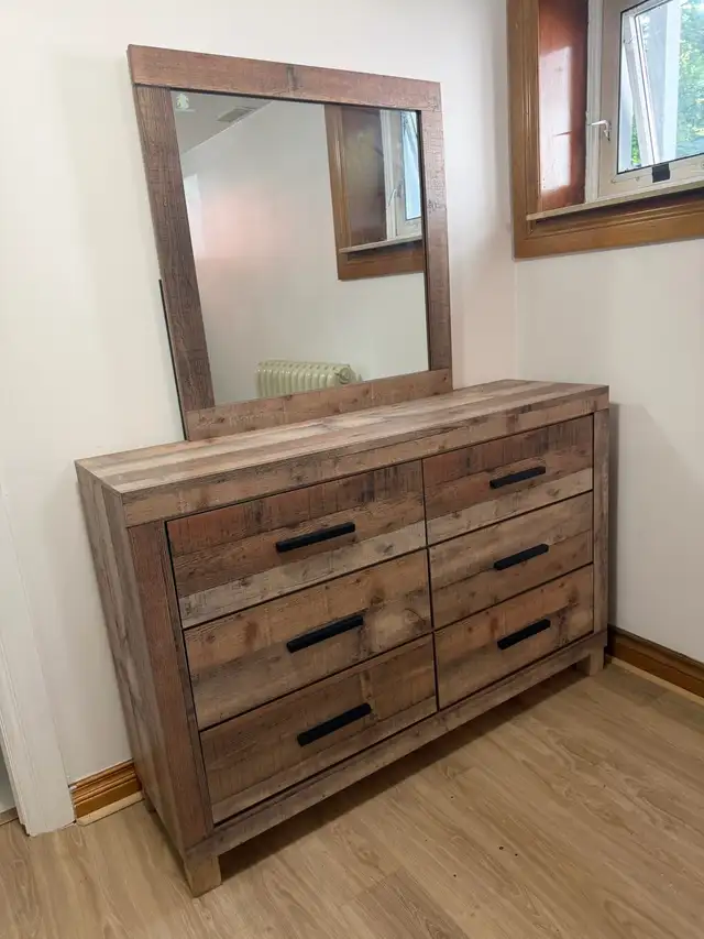 Dresser w/mirror & side drawers