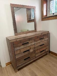 Dresser w/mirror & side drawers