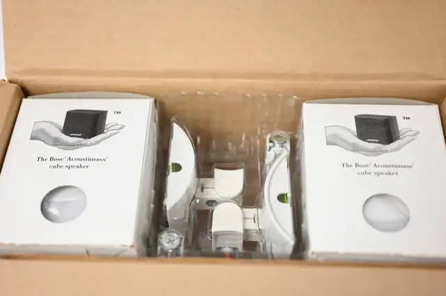 bose acoustimass cube speakers 2 pc in white  Brand New in box