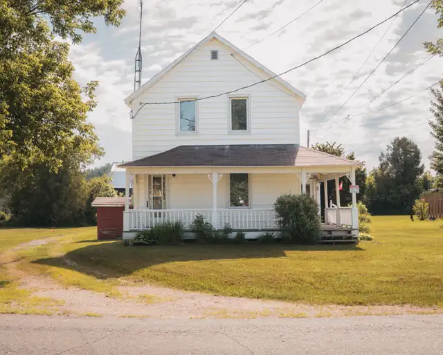 3 Bedroom Farmhouse – 14 George Street Webbwood