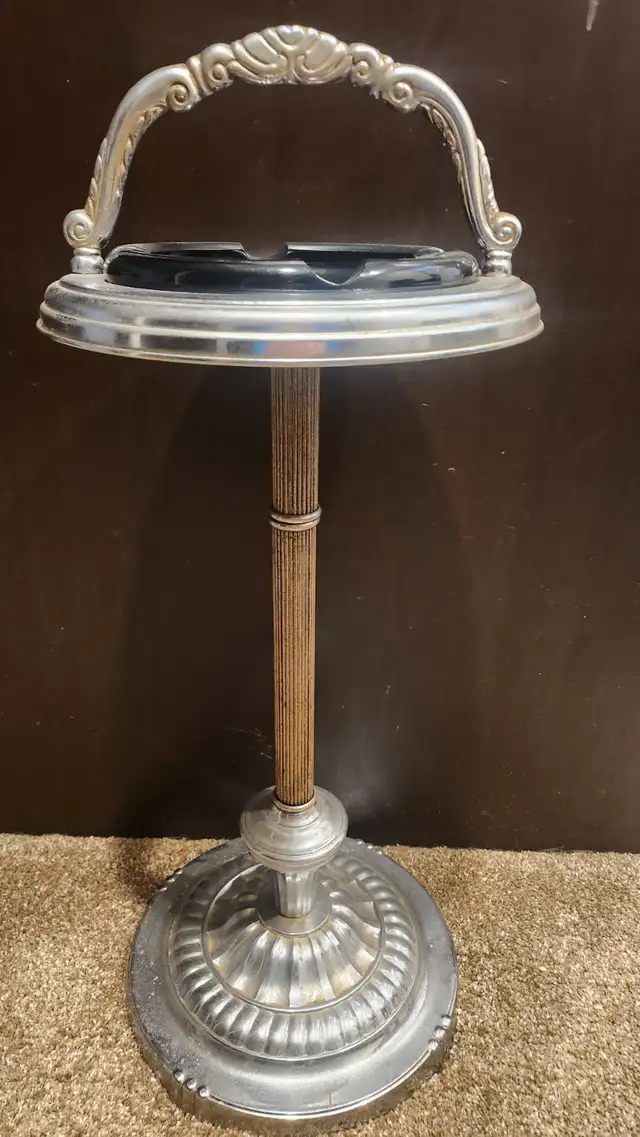 VINTAGE ASH TRAY STAND