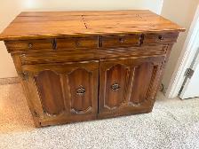 Singer sewing machine in cabinet with accessories - Photo 2