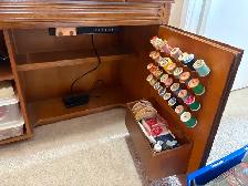 Singer sewing machine in cabinet with accessories - Photo 3