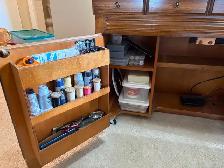 Singer sewing machine in cabinet with accessories - Photo 5