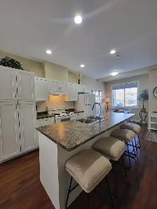 Fully Furnished 2 Bed   Den, 2 Bath townhouse - Photo 3