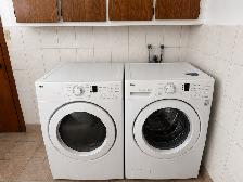 Laveuse sécheuse frontale LG  (remis a neuf)