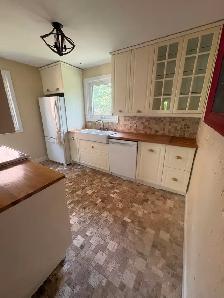 Charming Stone Character Home for Rent — Oakville | Short-Term - Photo 4
