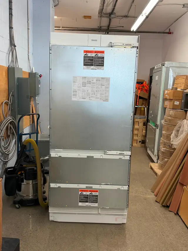 New SubZero 36' Fridge and freezer IT- -36CIID - RH