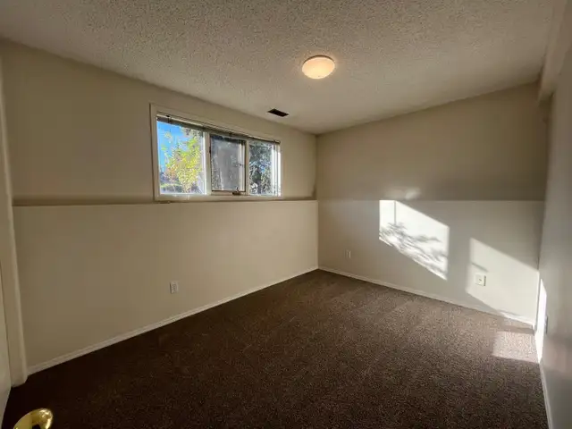 Room-Near UofA-Utilities Included-Private Bath/Living Room/Entry