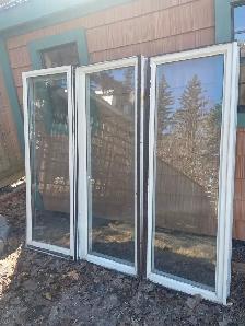 Red Cedar Split Shake Vinyl Siding and Large Window - Photo 4