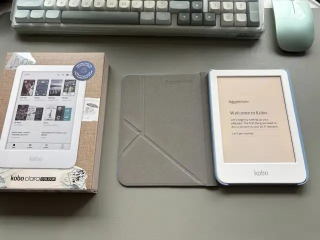 Kobo Clara Colour 16GB White   Rakuten Sleepcover Case (Blue)