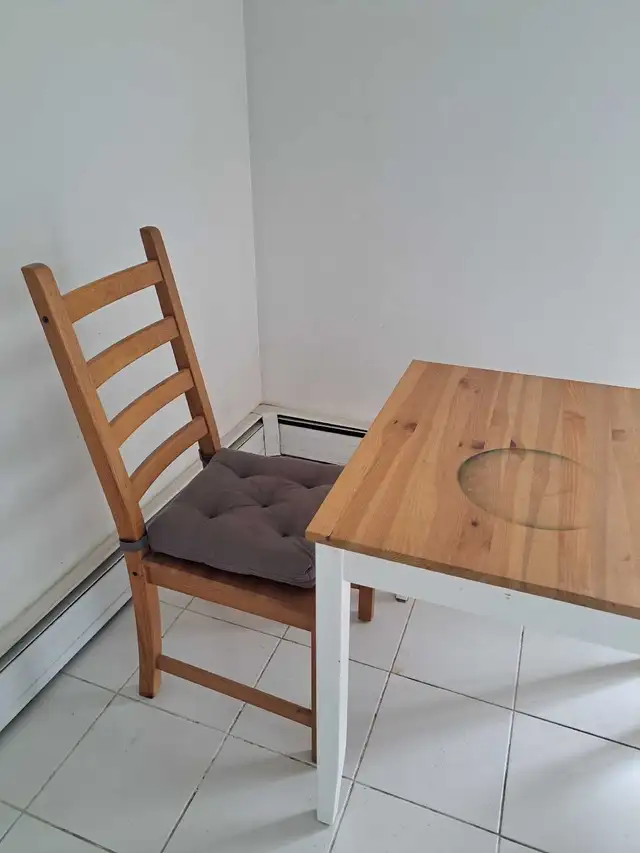 Kitchen table & 2 chairs