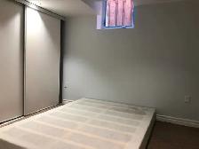 Well maintained 2 bed room Walkout basement apartment - Photo 4