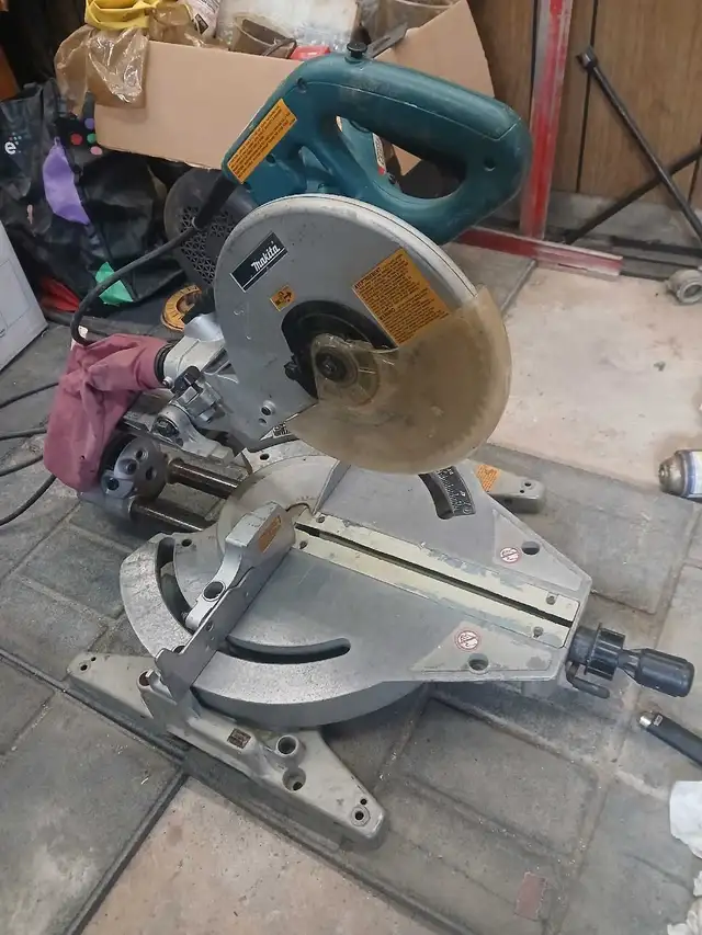 Makita LS1013 compound miter saw