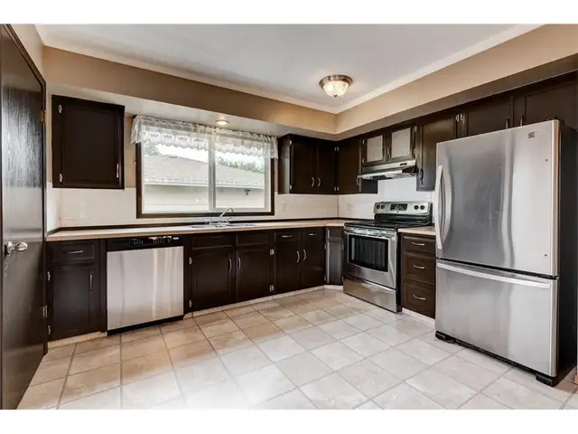 Large Main Floor with 2 Bedrooms in Huntington Hills