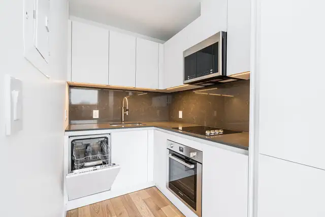 Renovated studio, Yonge and St. Clair - ID 1674