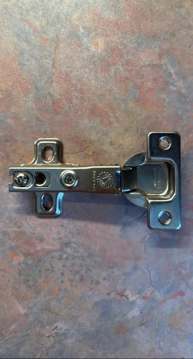Kitchen cabinet hinges . Simple yo install .