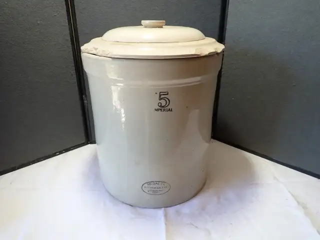 Large Finger Crock