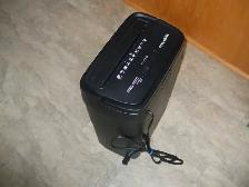 Amazon Basics Cross-Cut Paper Shredder - Photo 3