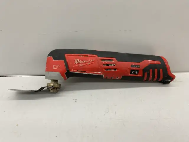 Milwaukee 2426 M12 Oscillating Multi Tool