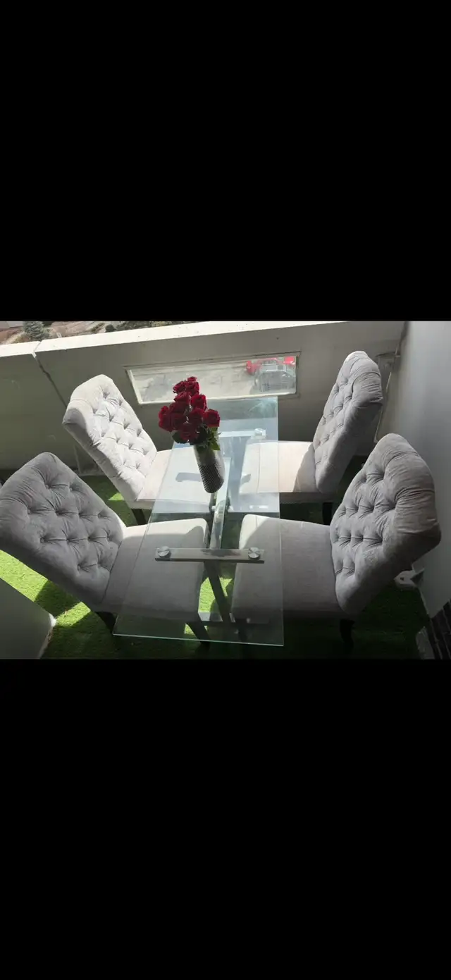 Dining table with four chairs in great condition