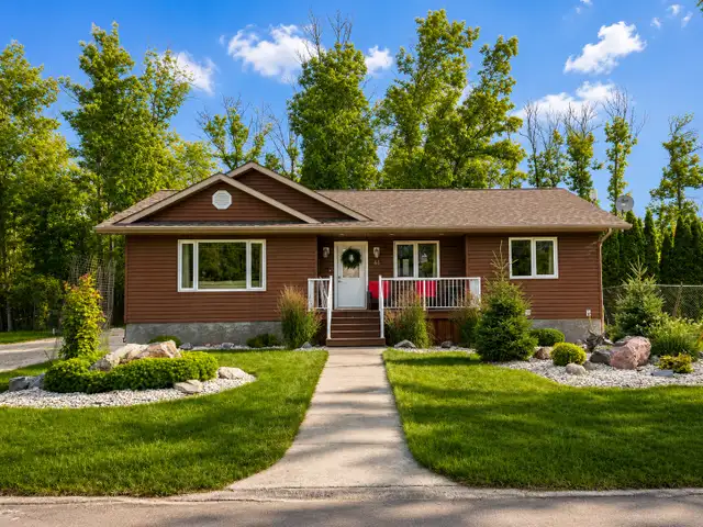 Exceptional Custom-Built Bungalow in Pinawa | 4 Bed, 3 Bath
