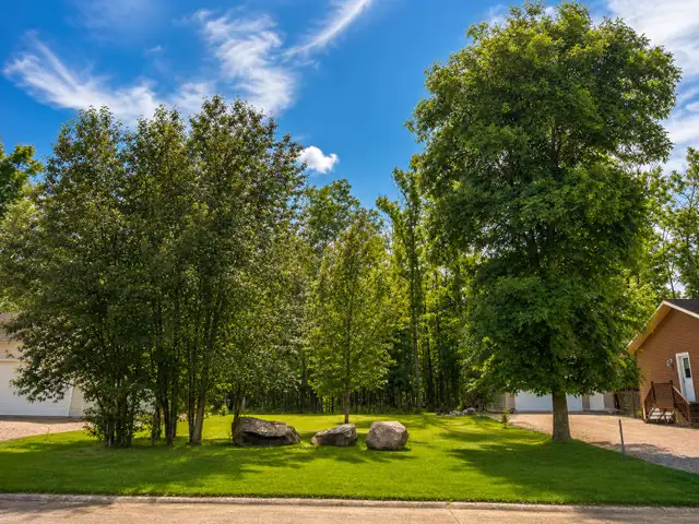 61’ × 120’ Treed Building Lot – 43 Cameron Rd, Pinawa – $52,900