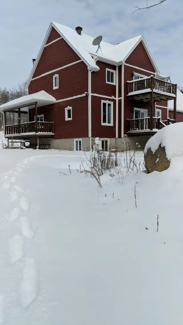 Maison en montagne à Chertsey QC. Sur 66 âcres avec spa naturel