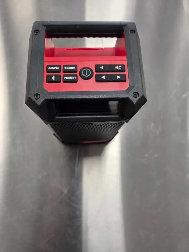 Milwaukee m12 jobsite radio