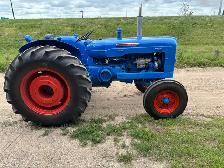 Vintage Tractor - Photo 2