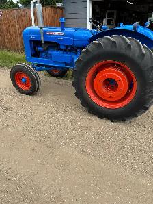 Vintage Tractor - Photo 3