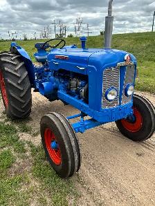 Vintage Tractor - Photo 4