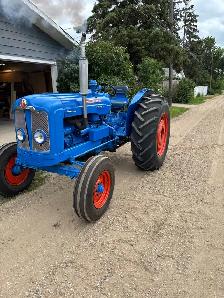 Vintage Tractor - Photo 5