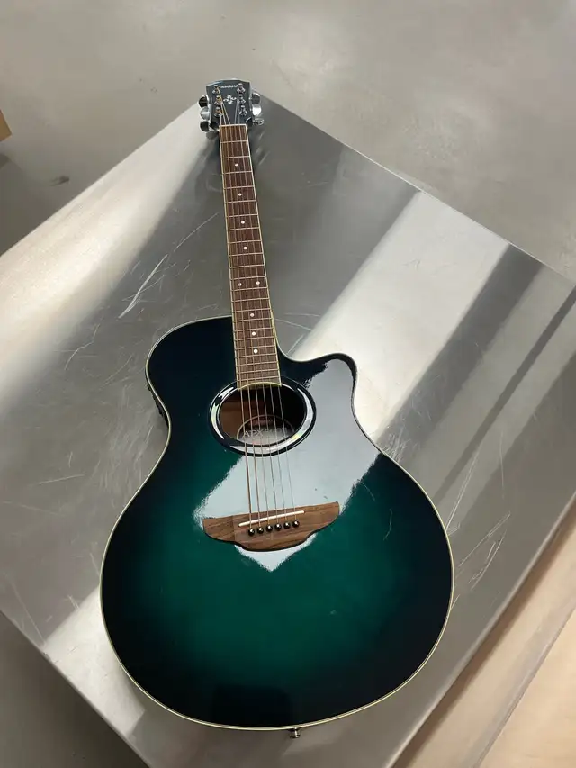 YAMAHA APX500 II ELECTRIC/ACOUSTIC GUITAR