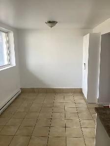 Beautiful 4 1/2 apartment in Montréal East - Photo 2