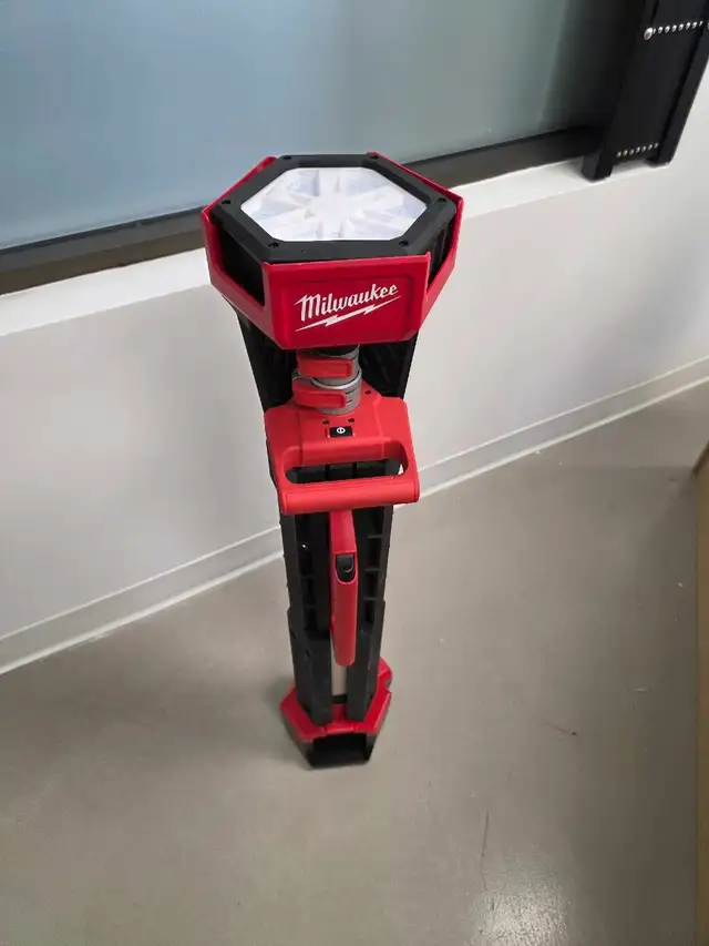 Milwaukee dual power portable tower light